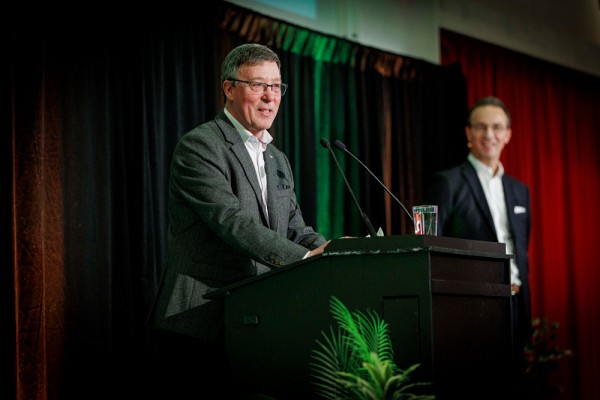 Le recteur, le professeur Jean-Pierre Perreault, et le professeur Martin Bisaillon, vice-recteur aux ressources humaines et au d&eacute;veloppement de la communaut&eacute;, qui agissait &agrave; titre de ma&icirc;tre de c&eacute;r&eacute;monie de l'&eacute;v&eacute;nement.
