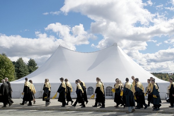 Des cohortes d&eacute;ambulent sur le Campus principal pour joindre les c&eacute;r&eacute;monies facultaires.