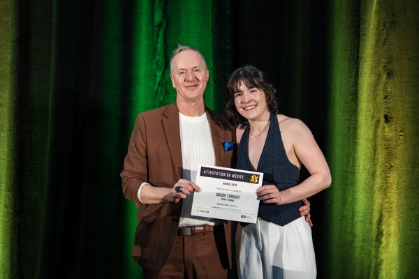 L'&eacute;tudiante-athl&egrave;te en rugby Maude Tanguay a &eacute;t&eacute; la toute premi&egrave;re r&eacute;cipiendaire de la bourse LGBTQ du Vert & Or, rendue possible gr&acirc;ce &agrave; la g&eacute;n&eacute;rosit&eacute; de Marc Samson, artiste et ancien &eacute;tudiant-athl&egrave;te du Vert & Or en athl&eacute;tisme.