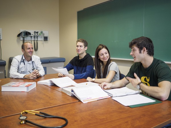 Les modalit&eacute;s d&rsquo;&eacute;valuation ont d&ucirc; &ecirc;tre repens&eacute;es : certains outils demeurent, mais l&rsquo;observation prendra encore plus de place avec le portfolio et le mentorat, qui favoriseront la r&eacute;flexion et la r&eacute;troaction tout au long du parcours.