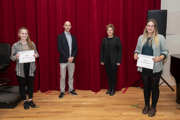 Le directeur de l&rsquo;&Eacute;cole de musique, Pr Andr&eacute; Cayer et la doyenne de la Facult&eacute; des lettres et sciences humaines, Pre Anick Lessard, ont remis deux bourses d&rsquo;admission de 500&nbsp;$ &agrave; &Eacute;mie Labranche et Charlotte Paradis.