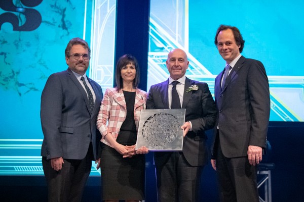 Le vice-recteur &agrave; la valorisation et aux partenariats, le Pr Vincent Aimez,&nbsp;madame Isabelle P. Mercure, Associ&eacute;e chez Lavery ainsi que le doyen de la Facult&eacute; de droit, le Pr S&eacute;bastien Lebel-Grenier ont remis le prix au nouvel Ambassadeur, Me Vincent Chiara.