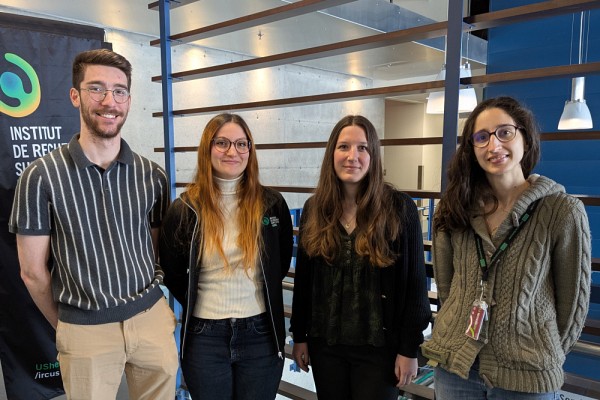 De gauche &agrave; droite : Zacharie Drouin, &eacute;tudiant au doctorat gagnant du 1er&nbsp;Prix (300 $),&nbsp;Zo&eacute; Gerber, &eacute;tudiante au doctorat gagnante du 2e&nbsp;Prix (200 $), Violaine Pourcel, &eacute;tudiante au doctorat gagnante du 3e&nbsp;Prix (100 $), et Lauren Daniel, membre du Comit&eacute; d'animation scientifique et sociale de l'IRCUS (CASSI) responsable de cette 2e &eacute;dition du concours