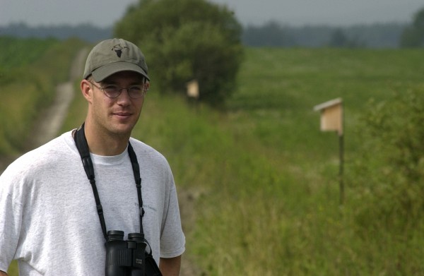Le biologiste Marc B&eacute;lisle &eacute;tudie l&rsquo;hirondelle bicolore depuis bient&ocirc;t 10&nbsp;ans.