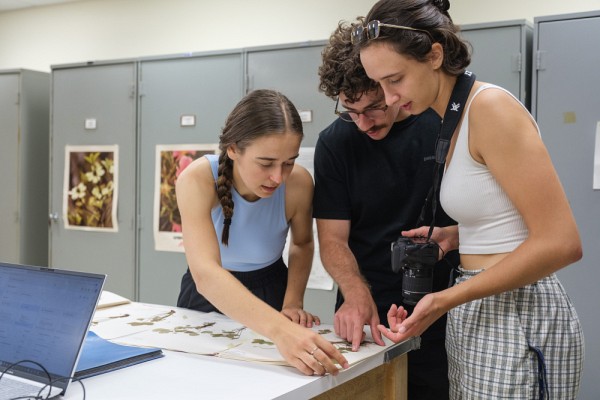 L'herbier peut compter sur des b&eacute;n&eacute;voles et des &eacute;tudiantes et &eacute;tudiants passionn&eacute;s pour mener &agrave; bien sa mission.