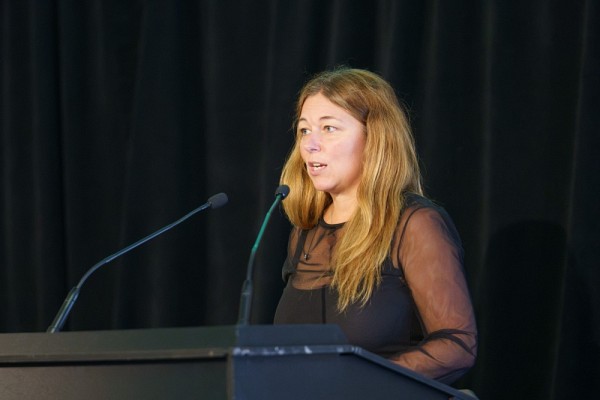 Kim Lagueux Dugal, directrice g&eacute;n&eacute;rale et registraire au Bureau de la registraire, pr&eacute;sidente de la campagne UdeS cette ann&eacute;e, prend parole lors du lancement de la campagne Centraide 2026 de l&rsquo;UdeS.