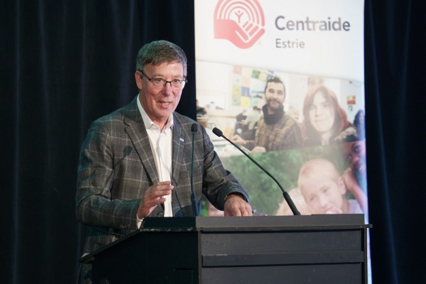 Le professeur et recteur de l&rsquo;Universit&eacute; de Sherbrooke, Jean-Pierre Perreault, souligne l&rsquo;essence de la campagne et le r&ocirc;le de la communaut&eacute; universitaire dans cette initiative de soutien social.