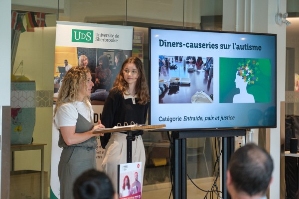 Pr&eacute;sentation du projet D&icirc;ners-causeries dans le cadre du concours Forces AVENIR au pavillon de la Vie &eacute;tudiante.