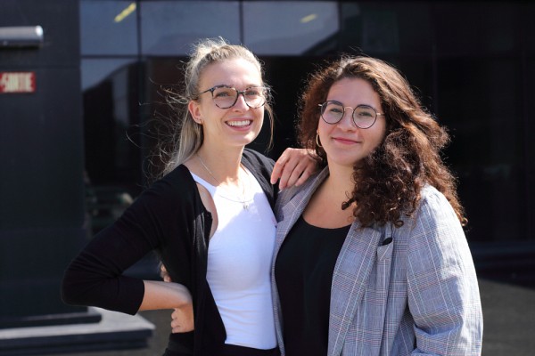 Lanie Dufour (gauche) et Samya Lemrini (droite)