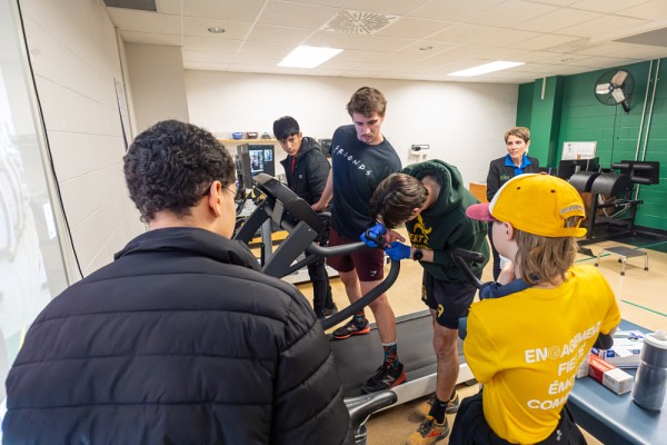 L'activit&eacute; &agrave; la Clinique universitaire de kin&eacute;siologie permettait de mieux comprendre le r&ocirc;le des &eacute;quipements d'analyse de la performance.