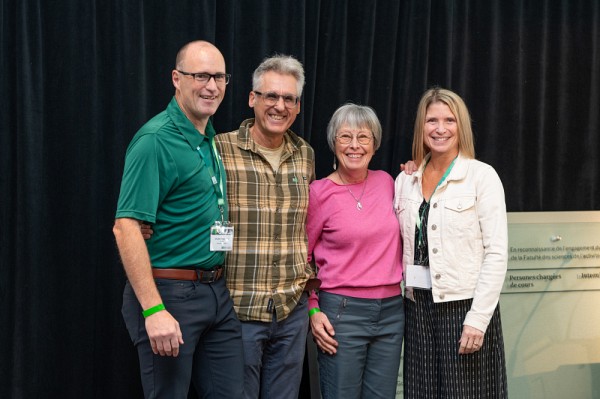 Sylvain Turcotte, doyen de la FASAP, accompagn&eacute; de Marcel-Andr&eacute; Levasseur, Nicole Dufresne et Anne-Jos&eacute;e Beaudoin, membres des personnes charg&eacute;es de cours de la FASAP