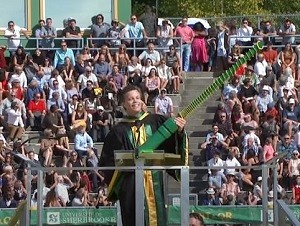Le Pr Patrik Doucet et son canon &agrave; confettis lors de la collation des grades 2019