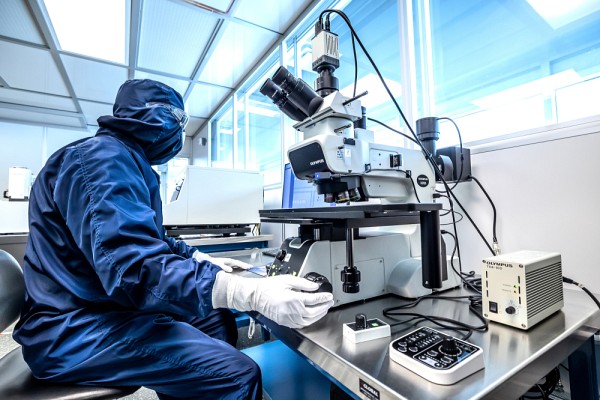 Les zones d&rsquo;innovation de Sherbrooke et de Bromont, dont l'UdeS est partenaire fondatrice, comptent parmi les milieux les plus avantageux au monde pour le d&eacute;veloppement des technologies quantiques et num&eacute;riques.