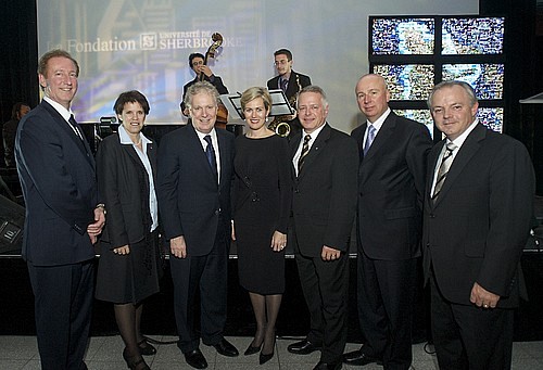 Fran&ccedil;ois Dub&eacute;, directeur g&eacute;n&eacute;ral de La Fondation&nbsp;de l'Universit&eacute; de Sherbrooke, la professeure Luce Samoisette, rectrice de&nbsp;l'UdeS, Jean Charest, premier ministre du Qu&eacute;bec et sa conjointe Mich&egrave;le Dionne,&nbsp;Andr&eacute; Couturier, copr&eacute;sident de la soir&eacute;e, &nbsp;Luc R. Borduas, pr&eacute;sident de La Fondation&nbsp;de l'UdeS ainsi que Guy Pelletier, copr&eacute;sident de la soir&eacute;e.