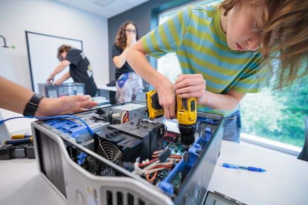 &Eacute;liane lors de l&rsquo;atelier de dissection technologique