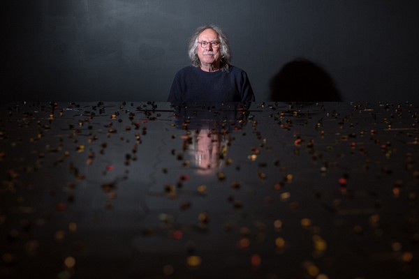 L'artiste Michel Goulet, photographi&eacute; lors d'une exposition &agrave; la galerie d'art en 2018.