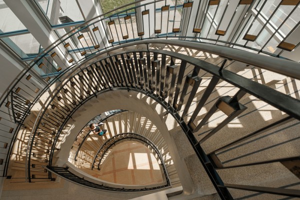L'escalier en colima&ccedil;on, qui conf&egrave;re &agrave; l&rsquo;arri&egrave;re du b&acirc;timent un cachet architectural depuis nombre de d&eacute;cennies, a pu &ecirc;tre pr&eacute;serv&eacute; dans le respect des normes de conception aujourd&rsquo;hui en vigueur.