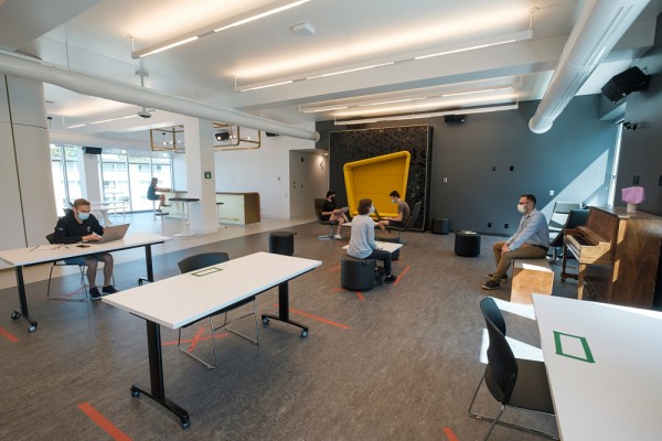 Le rez-de-chauss&eacute;e fra&icirc;chement r&eacute;nov&eacute; est le lieu tout indiqu&eacute; pour se r&eacute;unir et effectuer ses travaux au son de la musique de la radio universitaire CFAK.