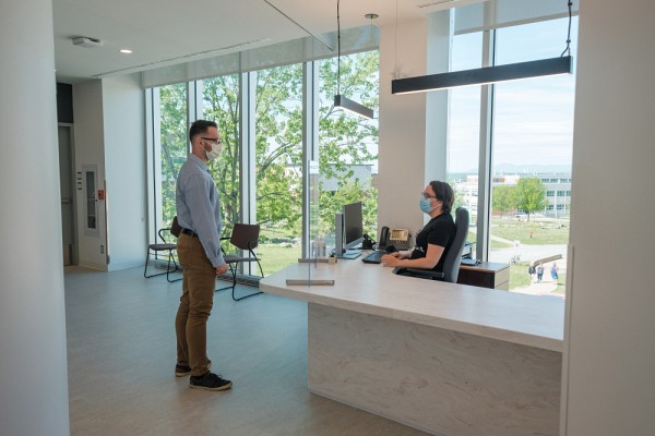 Les services offerts &agrave; la vie &eacute;tudiante, comme celui de l'aide financi&egrave;re, occupent de nouveaux locaux au dernier &eacute;tage de l'&eacute;difice.