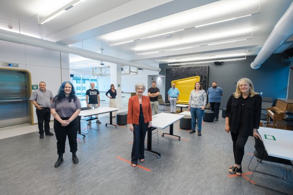 L'&eacute;quipe ayant travaill&eacute; au projet de r&eacute;fection : Patrice Cordeau, vice-recteur adjoint au d&eacute;veloppement durable; L&eacute;a Roy, vice-pr&eacute;sidente aux affaires &eacute;tudiantes &agrave; la FEUS; Claude Handfield, directeur de division au Service des immeubles; Francine Provencher, directrice de division au Service des immeubles; Pre Jocelyne Faucher, secr&eacute;taire g&eacute;n&eacute;rale et vice-rectrice &agrave; la vie &eacute;tudiante; Martin Chr&eacute;tien, ing&eacute;nieur au Service des immeubles; Luc Sauv&eacute;, directeur g&eacute;n&eacute;ral des Services &agrave; la vie &eacute;tudiante; Joannie Connell, directrice g&eacute;n&eacute;rale au REMDUS; &Eacute;ric Laverdure, directeur g&eacute;n&eacute;ral &agrave; la radio &eacute;tudiante CFAK; et Pre Denyse R&eacute;millard, rectrice adjointe et vice-rectrice &agrave; l&rsquo;administration et au d&eacute;veloppement durable.