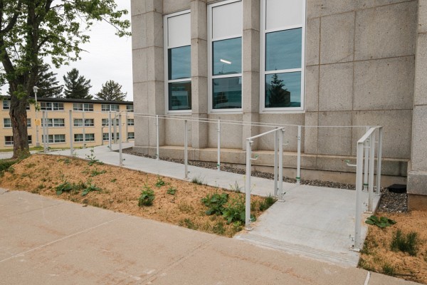 Le b&acirc;timent est enti&egrave;rement accessible &agrave; toute personne pr&eacute;sentant des enjeux de mobilit&eacute;, notamment gr&acirc;ce &agrave; ses rampes et planchers sans obstacles.