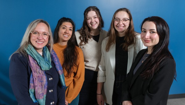 Une partie de l'&eacute;quipe derri&egrave;re ce projet :&nbsp;la professeure Genevi&egrave;ve Paquette, chercheuse responsable, Sonn Castonguay-Khounsombath, professionnelle de recherche, Genevi&egrave;ve L'Ecuyer, &eacute;tudiante &agrave; la ma&icirc;trise en psycho&eacute;ducation, Marie-Lee Giroux, &eacute;tudiante &agrave; la ma&icirc;trise en psycho&eacute;ducation et Ann-Sophie Guertin-Fleurent, coordonnatrice de projets de recherche.