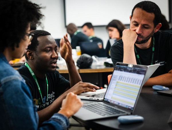 Des membres de l'&eacute;quipe de l'AlgoLab quantique de l'IQ ont accompagn&eacute; les participantes et participants &nbsp;lors de l'hackathon quantique&nbsp;iQuCode&nbsp;Fest 2025