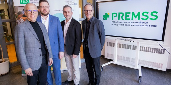 Le recteur Pierre Cossette, le professeur Pierre-Luc Fournier, directeur du PREMSS, St&eacute;phane Tremblay, pr&eacute;sident-directeur g&eacute;n&eacute;ral du CIUSSS de l'Estrie - CHUS, et le professeur Jean Roy, doyen de l'&Eacute;cole de gestion, lors du lancement du P&ocirc;le de recherche en excellence manag&eacute;riale dans les services de sant&eacute;.