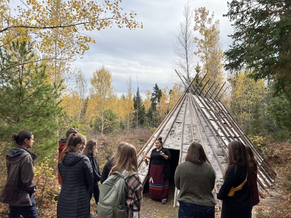La guide culturelle Shania explique les d&eacute;tails de la construction et la raison d&rsquo;&ecirc;tre du wigwam lors de la visite culturelle de la communaut&eacute; Mi&rsquo;kmaq d&rsquo;Elsipogtog, en octobre 2022.