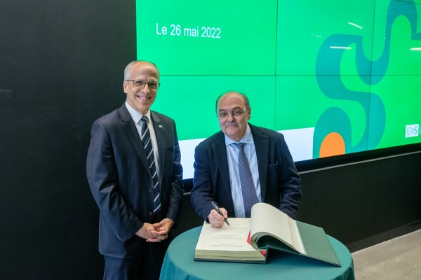 Le recteur en compagnie de monsieur Michel Filion pour la signature du Livre d'Or.