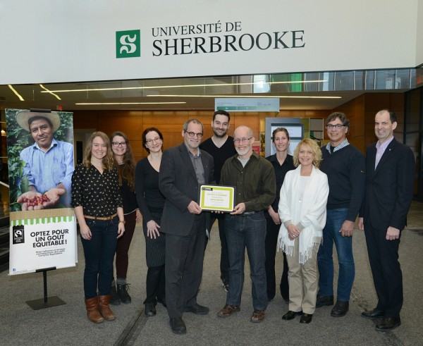 Au Campus de Longueuil, plusieurs contribuent au d&eacute;veloppement du commerce &eacute;quitable : St&eacute;phanie Gagn&eacute; Clermont, de l'AMEUS, Caroline Poirier-Paris&eacute;, &eacute;tudiante &agrave; la ma&icirc;trise en environnement, Sandrine Martinez, Van Houtte Caf&eacute;, Alain Webster, vice-recteur, Nicolas Martinez, Van Houtte Caf&eacute;, &Eacute;ric St-Pierre, Association qu&eacute;b&eacute;coise du commerce &eacute;quitable, M&eacute;lanie Rolland, P&acirc;tisserie Rolland, Lucie Durand, agente de recherche et de d&eacute;veloppement &agrave; l&rsquo;UdeS, Luc Rolland, P&acirc;tisserie Rolland et Fran&ccedil;ois Gravel, directeur administratif &agrave; l&rsquo;UdeS.