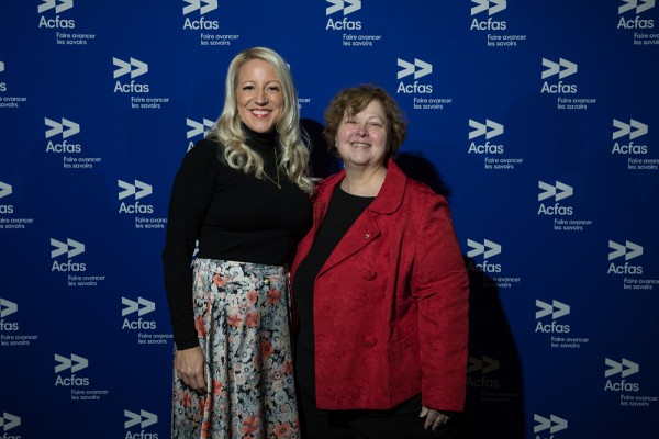 La professeure M&eacute;lissa G&eacute;n&eacute;reux a re&ccedil;u le&nbsp;prix Acfas Pierre-Dansereau, parrain&eacute; par le Conseil de recherches en sciences humaines du Canada (CRSH) et remis par Sylvie A. Lamoureux, vice-pr&eacute;sidente, Recherche au CRSH.
