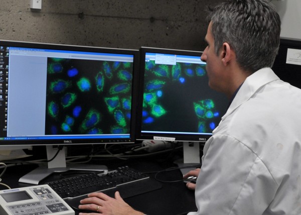 Professeur Xavier Roucou, chercheur au D&eacute;partement de biochimie de l'UdeS