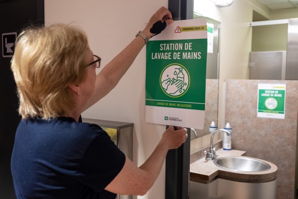 Des affiches ont &eacute;t&eacute; appos&eacute;es afin de permettre une organisation des lieux dans le respect des consignes sociosanitaires.