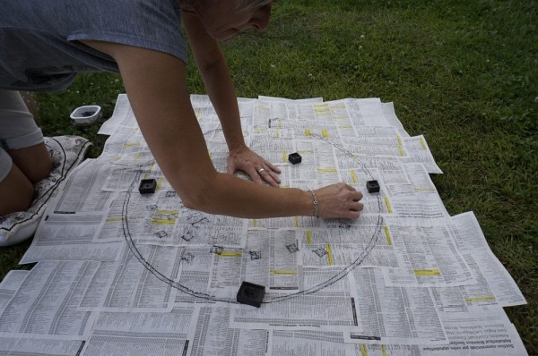 Chantal Lagac&eacute;&nbsp;au travail&nbsp;sur un couvercle de regards dans un parc,&nbsp;2014.