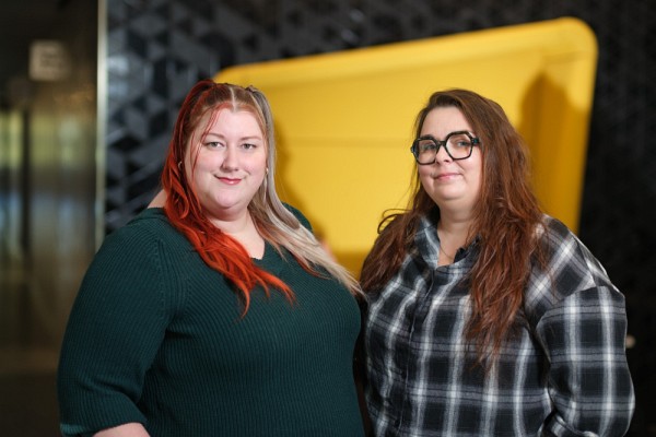 Pour Christine Girard, de la F&eacute;d&eacute;ration &eacute;tudiante de l&rsquo;Universit&eacute; de Sherbrooke (FEUS), et C&eacute;cile Radosevic Batardy, du Regroupement &eacute;tudiant de ma&icirc;trise, dipl&ocirc;me et doctorat de l&rsquo;Universit&eacute; de Sherbrooke (REMDUS), les enjeux de sant&eacute; mentale sont un peu moins stigmatis&eacute;s qu&rsquo;il y a quelques ann&eacute;es. C&rsquo;est moins tabou, mais il reste encore des barri&egrave;res &agrave; franchir. Elles rappellent que c&rsquo;est important, et que c&rsquo;est m&ecirc;me une force, d&rsquo;aller chercher de l&rsquo;aide quand on en a besoin.