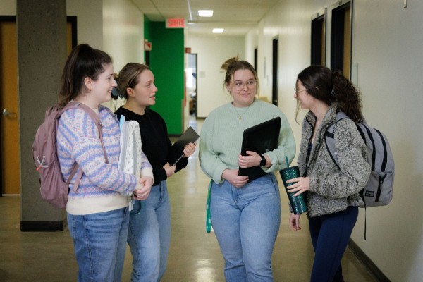 Autre initiative du Bureau de la registraire, les centres d&rsquo;entraide &agrave; l&rsquo;&eacute;tude par les pairs sont d&eacute;ploy&eacute;s dans un grand nombre de programmes et de facult&eacute;s, comme ici &agrave; l&rsquo;&Eacute;cole en sciences infirmi&egrave;res de la Facult&eacute; de m&eacute;decine et des sciences de la sant&eacute;.