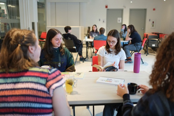 L&rsquo;&eacute;quipe de la Pair-Mission s&rsquo;engage &eacute;galement dans des actions collectives et de soutien social, comme des clubs de lecture.
