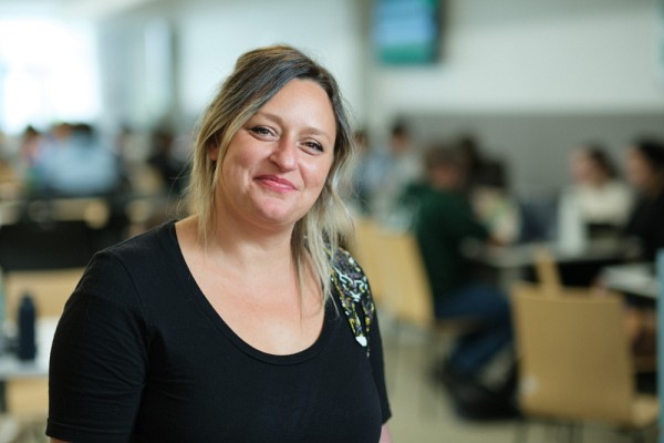 Marie-&Egrave;ve Lacombe-Harvey est coordonnatrice au soutien &agrave; la recherche et aux &eacute;tudes de 2e et 3e&nbsp;cycles au D&eacute;partement de biologie de la Facult&eacute; de sciences. Elle est fi&egrave;re de faire partie du r&eacute;seau des AVE&nbsp;: &laquo;&thinsp;On est souvent la premi&egrave;re ligne des &eacute;tudiantes et &eacute;tudiants, la premi&egrave;re oreille, la premi&egrave;re porte &agrave; laquelle ils viennent cogner.&thinsp;&raquo;