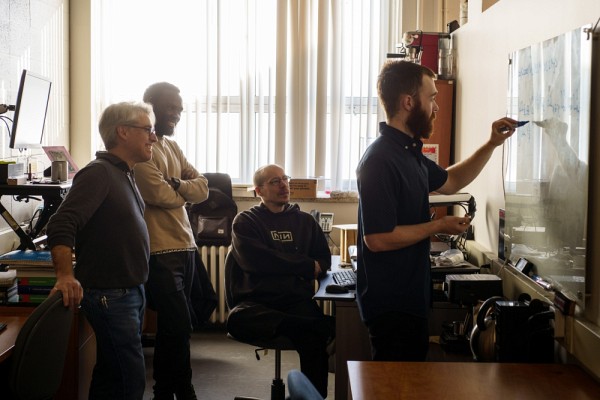 &laquo;&nbsp;Le professeur Ayotte instaure un environnement de travail o&ugrave; la curiosit&eacute; et le dialogue scientifique&nbsp;occupent une place centrale. Chaque r&eacute;union de laboratoire est un espace de r&eacute;flexion collective&nbsp;: la discussion critique y est encourag&eacute;e, la cr&eacute;ativit&eacute; valoris&eacute;e, et les id&eacute;es des &eacute;tudiants&nbsp;consid&eacute;r&eacute;es avec s&eacute;rieux, peu importe leur niveau d&rsquo;avancement. &raquo;