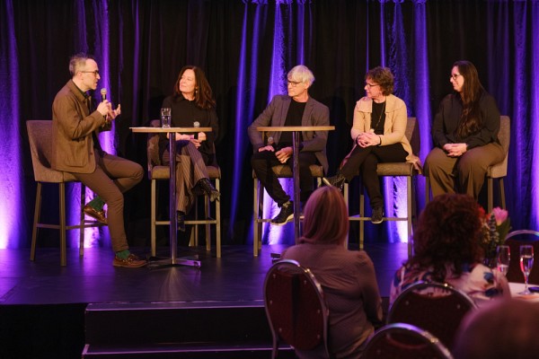 Une formule d'&eacute;changes anim&eacute;e par le professeur Matthieu Petit,&nbsp;vice-recteur adjoint &agrave; la qualit&eacute; des programmes et &agrave; la r&eacute;ussite, a permis de d&eacute;couvrir les laur&eacute;ates et laur&eacute;ats des prix facultaires tout en plongeant&nbsp;au c&oelig;ur de leurs&nbsp;pratiques p&eacute;dagogiques. Myl&egrave;ne C&ocirc;t&eacute;, charg&eacute;e de cours &agrave; la Facult&eacute; des sciences, Fran&ccedil;ois Lafortune, charg&eacute; de cours au Centre universitaire de formation en environnement et d&eacute;veloppement durable, la professeure Martine Chamberland, de la Facult&eacute; de m&eacute;decine et des sciences de la sant&eacute;, et Catherine Baril, charg&eacute;e de cours &agrave; la Facult&eacute; de g&eacute;nie, lors de l'&eacute;change portant sur la relation p&eacute;dagogique.