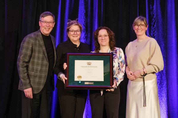 La professeure Karine Pr&eacute;mont, accompagn&eacute;e du recteur, le professeur Jean-Pierre Perreault, de la doyenne de la Facult&eacute; des lettres et sciences humaines, la professeure Anick Lessard, et de la vice-rectrice aux &eacute;tudes et &agrave; la vie &eacute;tudiante, la professeure Isabelle Dionne.