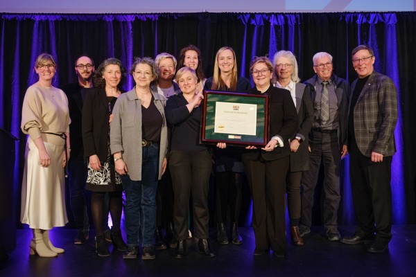 Plusieurs membres de l'&eacute;quipe&nbsp;des microprogrammes de 2e&nbsp;cycle en soutien-conseil et intervention en g&eacute;rontologie : Matthieu Vincenot, la professeure Chantal Viscogliosi, Myl&egrave;ne Salles, M&eacute;lisa Audet, Alexandra &Eacute;thier, les professeures M&eacute;lanie Couture et Samu&egrave;le R&eacute;millard-Boilard, Louise Belzile et Camille Dolbec, en compagnie de la vice-rectrice aux &eacute;tudes et &agrave; la vie &eacute;tudiante, la professeure Isabelle Dionne, de la doyenne de la Facult&eacute; des lettres et sciences humaines, la professeure Anick Lessard, et du recteur, le professeur Jean-Pierre Perreault.