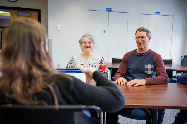 Les t&eacute;moignages des &eacute;tudiantes et &eacute;tudiants, actuels et dipl&ocirc;m&eacute;s, sont &eacute;loquents&nbsp;:&nbsp; ces&nbsp;microprogrammes ont un impact transformateur sur leurs pratiques, leur posture professionnelle et leur engagement envers les personnes &acirc;g&eacute;es.&nbsp;L'&eacute;quipe interdisciplinaire derri&egrave;re cette formation rassemble des personnes passionn&eacute;es et engag&eacute;es, qui incarnent une vision commune de la formation universitaire fond&eacute;e sur la rigueur, la collaboration et le souci de l&rsquo;impact social.