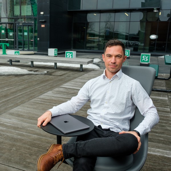 Le professeur Jean-Philippe Ayotte Beaudet, titulaire de la nouvelle Chaire de recherche sur l'&eacute;ducation en plein air.