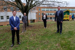 Le titulaire de la nouvelle chaire, le Pr Jean-Philippe Ayotte-Beaudet; le pr&eacute;sident du comit&eacute; scientifique, le Pr F&eacute;lix Berrigan; la vice-doyenne &agrave; la recherche &agrave; la Facult&eacute; d'&eacute;ducation, la Pre Nadine Lanct&ocirc;t; et le vice-recteur &agrave; la recherche et aux &eacute;tudes sup&eacute;rieures, le Pr Jean-Pierre Perreault, lors du lancement de la CR&Eacute;PA.