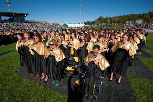 Entre septembre 2014 et septembre 2015, 4321 nouveaux dipl&ocirc;m&eacute;s ont termin&eacute; leur formation, dont 2697 au 1er cycle, 1436 au 2e cycle et 188 au 3e cycle. De ce nombre, 2530 finissants &eacute;taient pr&eacute;sents pour recevoir leur dipl&ocirc;me samedi.