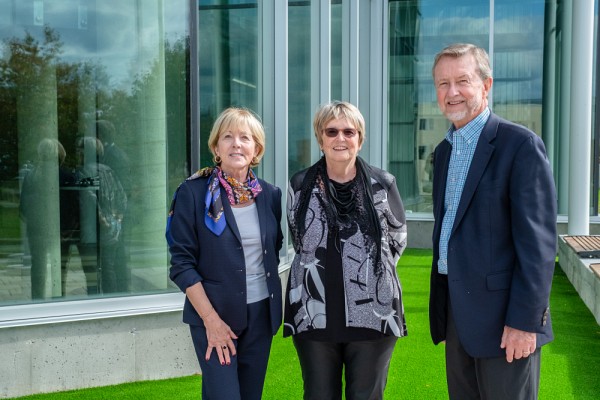 Louise Blais Magny, &eacute;pouse du d&eacute;funt Pierre Magny (au centre), accompagn&eacute;e de la soeur de Pierre (Gis&egrave;le Magny) et de son mari (Brian Riordan)