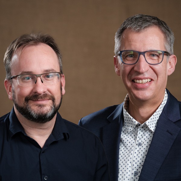 Fran&ccedil;ois Michel Boisvert, du D&eacute;partement d'anatomie et de biologie cellulaire, et Xavier Roucou, du D&eacute;partement de biochimie et de g&eacute;nomique fonctionnelle, remportent le Prix de la recherche et de la cr&eacute;ation dans la cat&eacute;gorie M&eacute;decine et sciences de la sant&eacute;. (Cette image est un montage fait &agrave; partir de deux photos individuelles.)