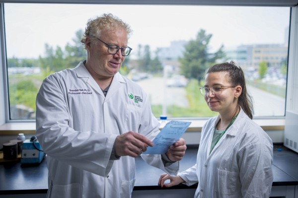 Le professeur Bell et sa doctorante Morgane Da Rocha esp&egrave;rent d&eacute;sormais exploiter le pouvoir de l'intelligence artificielle pour identifier de petites mol&eacute;cules pouvant avoir un impact sur la latence du VIH dans la recherche d'une solution pour &eacute;radiquer la pand&eacute;mie du VIH.